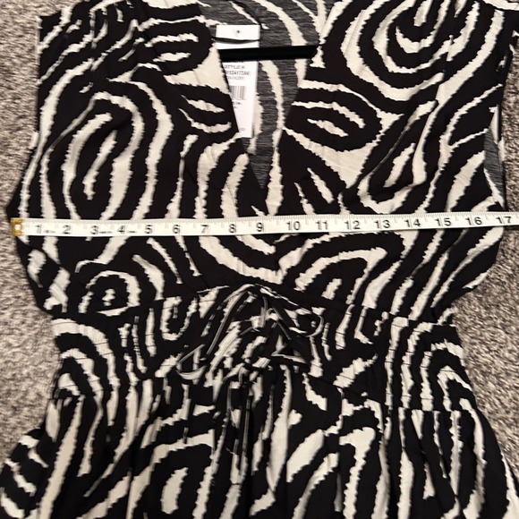 Women's Black & White Abstract Print Dress V Neck NWT Size PM - Picture 5 of 6
